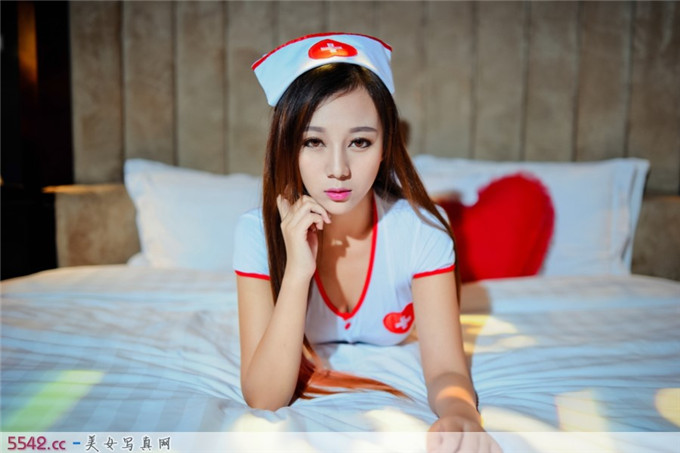 小护士周美美床上白色丝袜性感写真